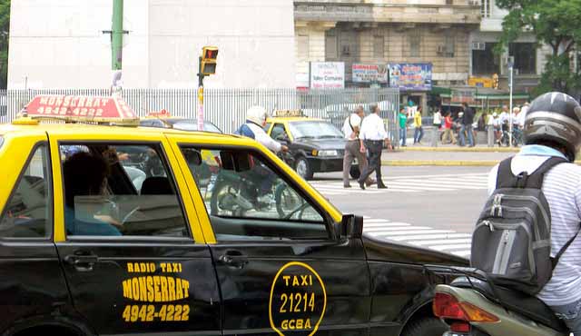 Como não passar perrengue em Buenos Aires, táxis (Foto: Jon Gilbert Leavitt)