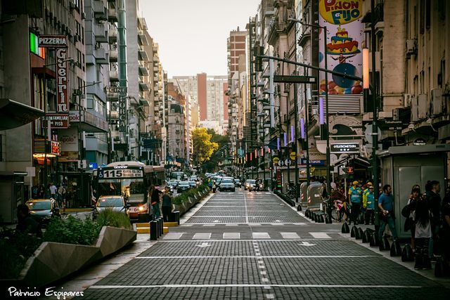 Avenida Corrientes, tarde