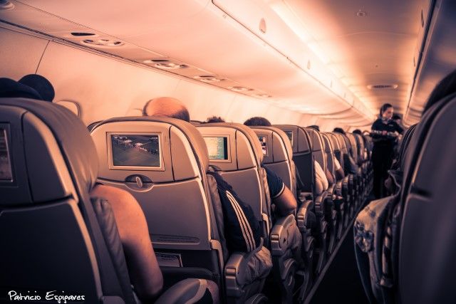 7 coisas que não devemos fazer dentro de um avião